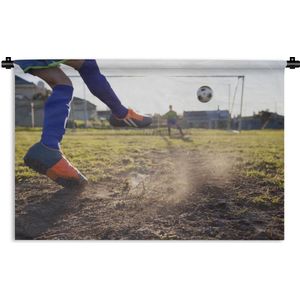 Wandkleed Voetbal - Jongen schiet op doel Wandkleed katoen 60x40 cm - Wandtapijt met foto