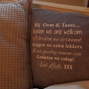 Sierkussen Kussen met tekst bedrukt cadeau | Regels voor Bij Oom en Tante thuis | grijs met opdruk wit met vulling | 40x40 cm | verjaardag zus broer neefje nichtje baby geboorte kraamcadeau  hoera je wordt zwangerschapsaankondiging