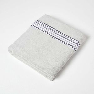 Homescapes Grijze badhanddoek met driehoekige rand 100 x 150 cm