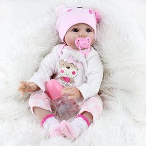 Reborn baby pop in wit pakje met beertje shirt, speen en flesje – Levensecht en hand gemaakt 55cm