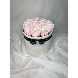 AG Luxurygifts flower box - rozen box -  Valentijnsdag - moederdag - cadeau - soap roses - luxe - unieke cadeau - gift - wit - roze
