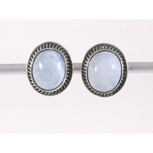 Bewerkte ovale zilveren oorstekers met blauwe opaal
