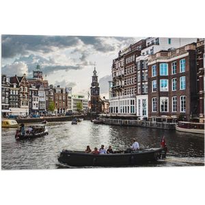 WallClassics - Vlag - Bootjes door de Grachten van Amsterdam - 75x50 cm Foto op Polyester Vlag