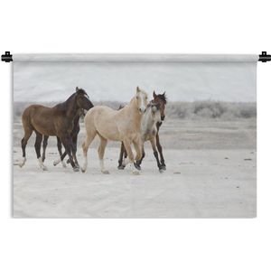 Wandkleed Wilde Mustangs - Wilde paarden draven in een groep Wandkleed katoen 90x60 cm - Wandtapijt met foto