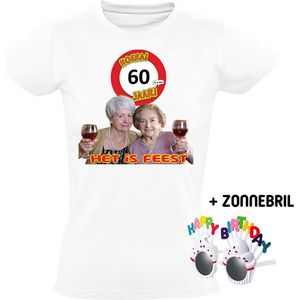 Hoera 60 jaar! Het is feest Dames T-shirt + Happy birthday bril - verjaardag - jarig - 60e verjaardag - oma - wijn - grappig