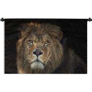 Wandkleed Leeuw - nieuw - Close-up van een leeuw op een donkere achtergrond Wandkleed katoen 180x120 cm - Wandtapijt met foto XXL / Groot formaat!