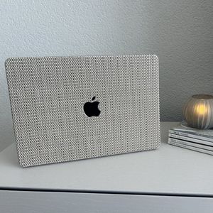 Pluchic MacBook Air 13 inch Hoes – Hardcase Cover – Geschikt voor A2681 (M2, 2023) & A3113 (M3, 2024) - Taupe