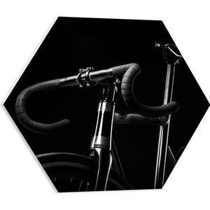 WallClassics - PVC Schuimplaat Hexagon - Zwarte Mountainbike Fiets tegen Zwarte Achtergrond - 50x43.5 cm Foto op Hexagon (Met Ophangsysteem)