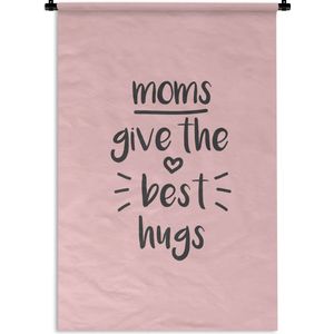 Wandkleed Moederdag - Moederdag cadeau voor de liefste mama met tekst - Moms give the best hugs Wandkleed katoen 60x90 cm - Wandtapijt met foto