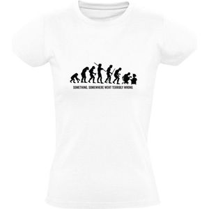 Something, somewhere went terribly wrong | Dames T-shirt | Wit | Er ging ergens iets vreselijk mis | Aap | Holbewoner | Homo Erectus | Mens | Darwin | Evolutie | Computer | Techniek | Humor | Grappig
