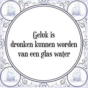 Tegeltje met Spreuk (Tegeltjeswijsheid): Geluk is dronken kunnen worden van een glas water + Kado verpakking & Plakhanger