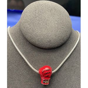 Bokshandschoen bedel zilver voor dames met bijbehorende zilveren ketting – lengte ketting 50 cm – afmeting bedel 16 x 12 mm. Uitvoering sterling zilver 925. Bedel Bokshandschoen is in de kleur rood en voorzien van teksten.