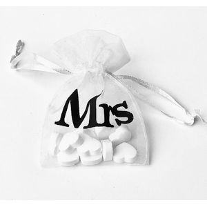 10 Organza zakjes Mrs wit met zwart en 10 mini hartvormige pepermuntjes - mrs - bruid - organza zakje - pepermunt - bedankje - huwelijk - bruiloft