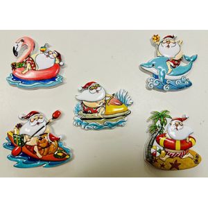 Kerst koelkastmagneten ""Tropische Kerstman"" - Set van 5 stuks - surfplank/flamingo/zwemband/dolfijn/waterscooter - Polyresin - hoogte 8 x 8 x 1 cm - Kerstdecoratie - Woondecoratie - Woonaccessoires