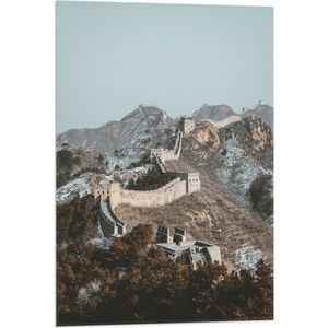 WallClassics - Vlag - Uitzicht op Berg met Chinese Muur bij Blauwe Lucht - 50x75 cm Foto op Polyester Vlag