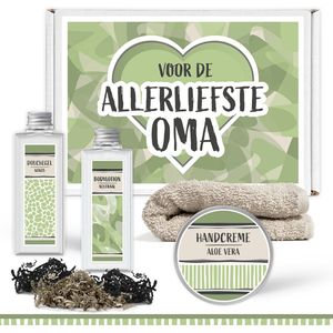 Brievenbus cadeau ""Voor de allerliefste oma"" - 4 Producten - 300 Gram | Geschenksetje Wellness voor haar - Vrouw - Verjaardag - Lieve Oppasoma - Cadeaupakketje Brievenbusdoosje Doosje - Brievenbuspakketje Pakketje – Brievenbuscadeautje Cadeautje