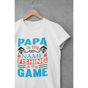 Shirt - Papa is my name fishing is my game - Wurban Wear | Grappig shirt | Leuk cadeau | Unisex tshirt | Vaderdag cadeau | Voetbal | Gewichten | Wit & Zwart