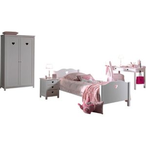 Deze Amori-combinatie bestaat uit een bed van 90x200cm, een lattenbodem kader, een nachttafel, een 2-deurs kleerkast en een bureau.
