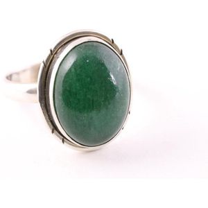Ovale zilveren ring met jade - maat 17.5