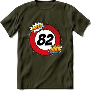 82 Jaar Hoera Verkeersbord T-Shirt | Grappig Verjaardag Cadeau | Dames - Heren | - Leger Groen - S