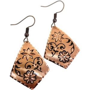 Boho Vintage Stijl – Handgemaakte Koperen Oorbellen met Bloemenpatroon