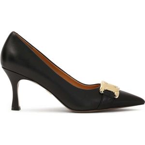 Timeless pumps with gold decoration on the nose