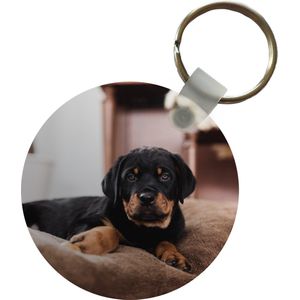 Sleutelhanger - Rottweiler pup ligt op een zacht kussen - Plastic - Rond - Uitdeelcadeautjes