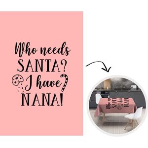 Kerst Tafelkleed - Kerstmis Decoratie - Tafellaken - 150x220 cm - Kerst quote Who needs Santa? I have nana! roze achtergrond - Kerstmis Versiering