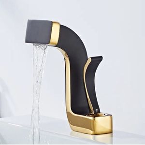 Wastafelkraan - luxe - design - mat zwart - waterval - messing - mengkraan - keukenkraan - fonteinkraan - sanitair - toilet