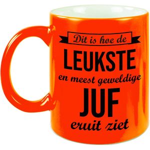 Dit is hoe de leukste en meest geweldige juf eruitziet cadeau mok / beker - neon oranje - 330 ml - bedankt cadeau juf / lerares