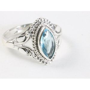 Fijne bewerkte zilveren ring met blauwe topaas - maat 18