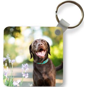 Sleutelhanger - Uitdeelcadeautjes - Een Labrador Retriever met mooie bloemen - Plastic