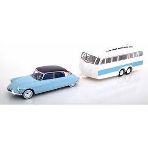 Het 1:18 gegoten model van de Citroen DS19 met Roulotte uit 1960 in blauw. De fabrikant van het schaalmodel is Norev. Dit model is alleen online verkrijgbaar