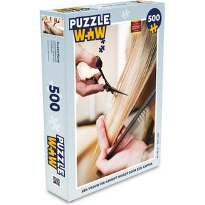 Puzzel Een vrouw die geknipt wordt door een kapper - Legpuzzel - Puzzel 500 stukjes