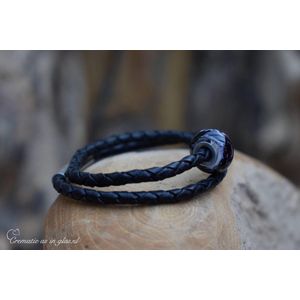 Crematie-as glasbedel crème wit met zwart aan unisex lederen armband voor Heren én Dames-Wordt op maat gemaakt-Hoge kwaliteit leer 4mm rond én het mooiste kwaliteit glas wordt hiervoor gebruikt!-Lederen armband én crematie-as glaskraal-urn-Sieraad