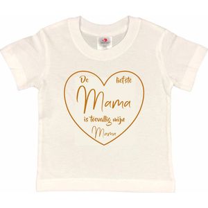 T-shirt Kinderen ""De liefste mama is toevallig mijn mama"" Moederdag | korte mouw | Wit/tan | maat 98/104