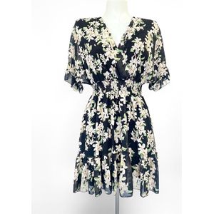 Floral ruffle jurkje - Zwart/wit/groen - Bloemenprint jurk - Veel stretch - Elastische tailleband - Korte mouwen - Overslag v-hals - One-size - Een maat