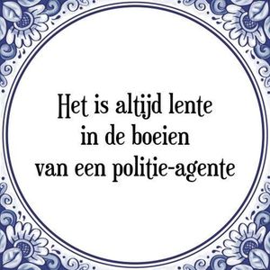 Tegeltje met Spreuk (Tegeltjeswijsheid): Het is altijd lente in de boeien van een politie-agente + Kado verpakking & Plakhanger