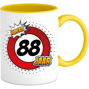 88 Jaar Verkeersbord Mok met tekst | Grappig Verjaardag Beker Cadeau | Bedrukte Koffie en Thee Mokken | Zwart | 330 ML