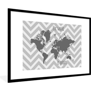 Fotolijst incl. Poster Zwart Wit- Een grijze wereldkaart met Engelse tekst - zwart wit - 120x80 cm - Posterlijst