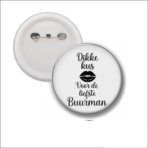 Button Met Speld 58 MM - Dikke Kus Voor De Liefste Buurman
