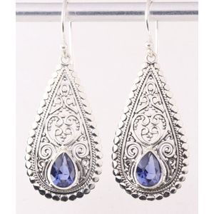 Traditionele bewerkte zilveren oorbellen met blauwe saffier