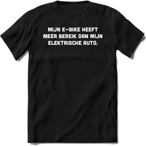 Mijn e-bike heeft meer bereik dan mijn auto fiets T-Shirt Heren / Dames - Perfect wielren Cadeau Shirt - grappige Spreuken, Zinnen en Teksten. Maat XXL