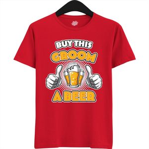 Buy This Groom A Beer | Vrijgezellenfeest Cadeau Man - Groom To Be Bachelor Party - Grappig Bruiloft Bruidegom Heren Shirt - T-Shirt - Unisex - Rood - Maat XXL