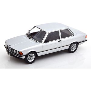 Het 1:18 Diecast-model van de BMW 323i E21 uit 1978 in zilver. De fabrikant van het schaalmodel is KK Scale. Dit model is alleen online verkrijgbaar