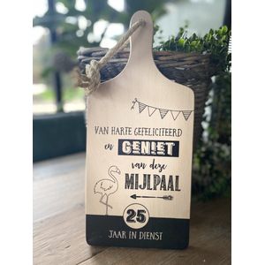 Serveerplank met de tekst van harte gefeliciteerd en geniet van deze mijlpaal - 25 jaar in dienst - 35 cm - werk - jubileum