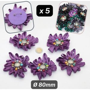 5 BLOEMEN BROCHES in SATIJN met MULTIKLEUREN PARELS als Hart, op SPELD, Diameter 80MM, Kleur PAARS