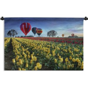 Wandkleed Tulpen - Luchtballonnen boven een veld met tulpen Wandkleed katoen 150x100 cm - Wandtapijt met foto