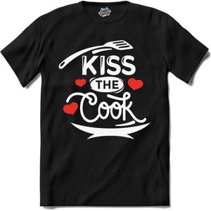 Kiss The Cook | Cooking - Koken - Bakken - T-Shirt - Unisex - Zwart - Maat M
