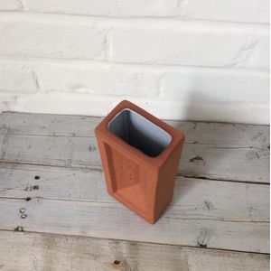 Keramiek vaas baksteen-vorm - Brick vase Stolen Form - terra cotta kleur